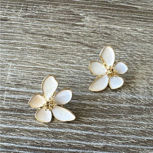 Flower stud earrings A493 - Picture 2 of 4